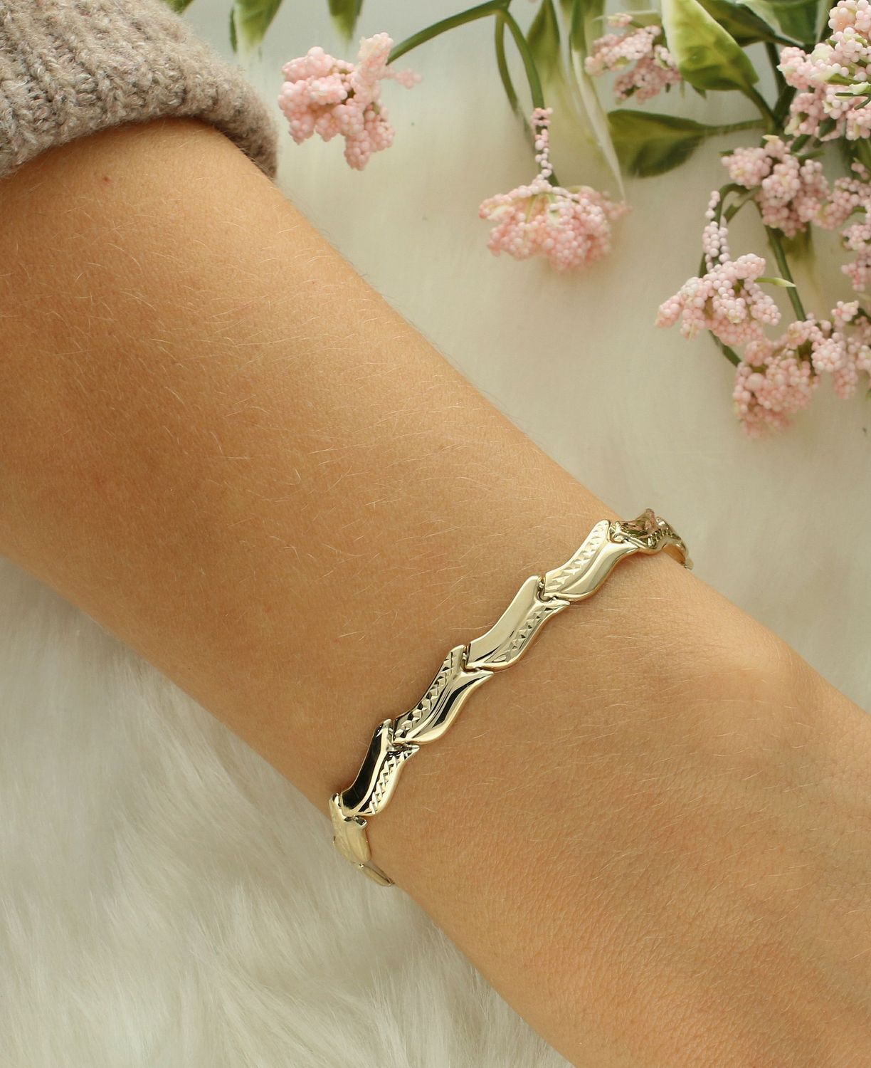 Bransoletka złota grawerowana próba 375, BR 4346 375 Złota bransoletka wykonana z 9 karatowego żółtego złota. Bransoletka to idealny pomysł na prezent. Złota biżuteria o oryginalnej formie ogniw z grawerem. 1.jpg